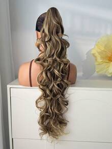 32英寸长波浪卷马尾假发，合成耐热爪式卷曲波浪马尾假发，适合女性，金色带棕色 - 彩色 - 查看 5
