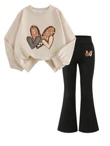 两件套女童爱心元素套装，舒适面料，适合春秋季街头活动和日常穿着。少女服装。少女服装。圣诞节