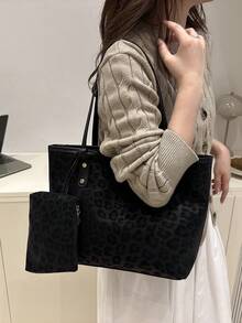 两件套新款大容量豹纹仿皮手提包，配有双提手，是通勤、工作或上学的理想之选。这款容量大、轻便的手提包融合了经典休闲和商务休闲风格，非常适合年轻女性、大学生和职场人士，轻松适应工作环境、返校季、高中/大学生活以及假日旅行。时尚拉链手提包。 - 黑色 - 查看 3