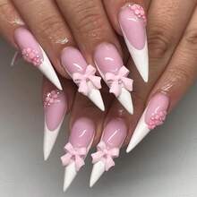 24入組可愛風格長尖假指甲套組，包括白色法式，粉色花朵，白色珍珠，鑽石，粉色蝴蝶結3D設計（附1把指甲文件和1個果凍膠），適用於女性日常穿著，派對和婚禮貼壓指甲美甲用品