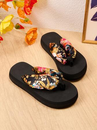 1 par de chanclas negras de playa con estampado floral, cómodas y de moda para niñas, adecuadas para el verano