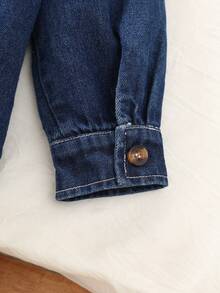 小男孩休闲时尚街头卡通刺绣拼布口袋长袖牛仔衬衫，秋季/春季 - 深色水洗藍 - 查看 5