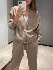 Completo da donna taglie forti, modello sportivo casual: giacca in maglia cardigan con bottoni e pantaloni con laccetti