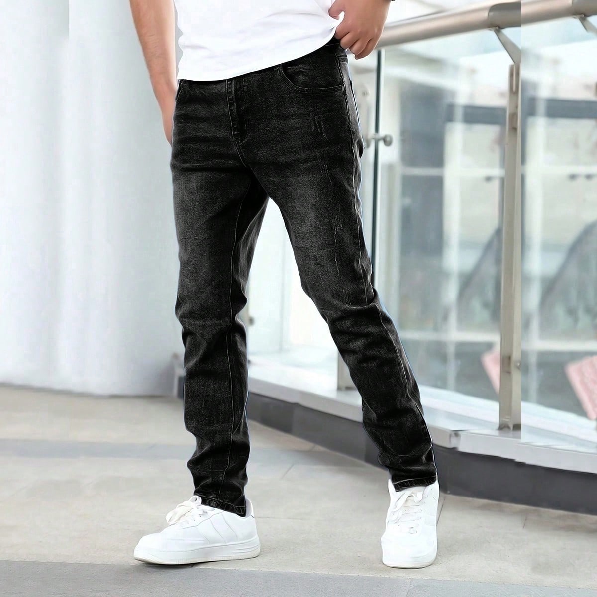 Jeans clásicos de mezclilla negra con estiramiento para hombres