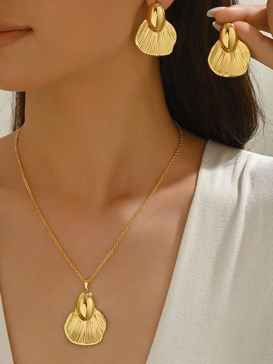 3 Pieces Set Of Metal Style Stainless Steel Flower Leaves Texture Design Women's Necklace European And American Fashion Big Earrings For Ladies Gift Giving Holiday Wear