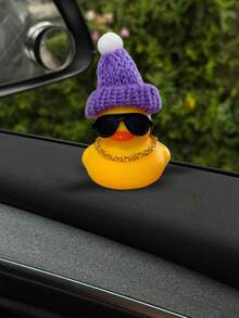 1 pièce Canard en peluche portant un bonnet tricoté et une chaîne, accessoire décoratif pour voiture