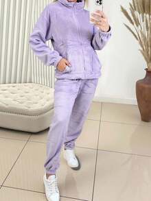 Un clásico conjunto de pijama de felpa para mujer con una camiseta de manga larga, cuello redondo y puños ligeramente ajustados. Los pantalones rectos con puños ligeramente ajustados y cintura natural están confeccionados en poliéster, algodón y elastano. Suave y ligero, es cálido al tacto, ideal para otoño e invierno. - Morado - Ver 1