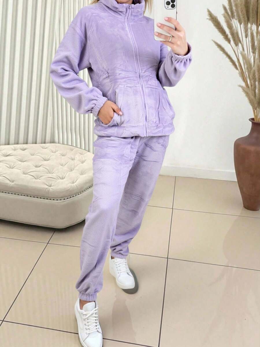 Un clásico conjunto de pijama de felpa para mujer con una camiseta de manga larga, cuello redondo y puños ligeramente ajustados. Los pantalones rectos con puños ligeramente ajustados y cintura natural están confeccionados en poliéster, algodón y elastano. Suave y ligero, es cálido al tacto, ideal para otoño e invierno. - Morado - Ver 1