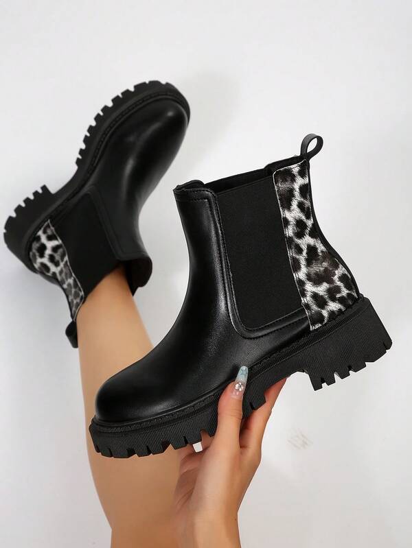 Stivaletti alla caviglia da donna con tacco chunky, neri, alla moda e confortevoli. Stivali corti casual in pelle PU elastica, con design artigianale migliorato per un maggiore comfort del piede. Design alla moda con stampa leopardata a contrasto, che evidenzia una bellezza elegante e intellettuale. Stivali corti neri classici e versatili, essenziali per la stagione autunnale/invernale.