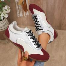 حذاء رياضي كاجوال بنمط البالية ذو لمسة لونية مميزة، مريح وخفيف الوزن، بنعل ناعم وأربطة، بتصميم كلاسيكي عصري لموسم الخريف 2025