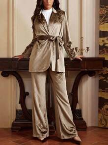 Blazer de cuello con solapa  con cinturón tweed estilo satinado , cuenta con bolsillos delanteros, tiene cuello solapa con longitud normal - Camel - Ver 3