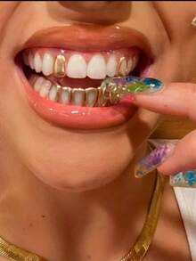 A Set Of Hip-Hop Dental Jewelry With A Single Hollowed-Out Upper Surface And A Full Hollowed-Out Lower Surface, Suitable For Both Men And Women. It Can Be Opened And Closed For Self-Adjustment And Comes With A Teething Ring For Use In Combination