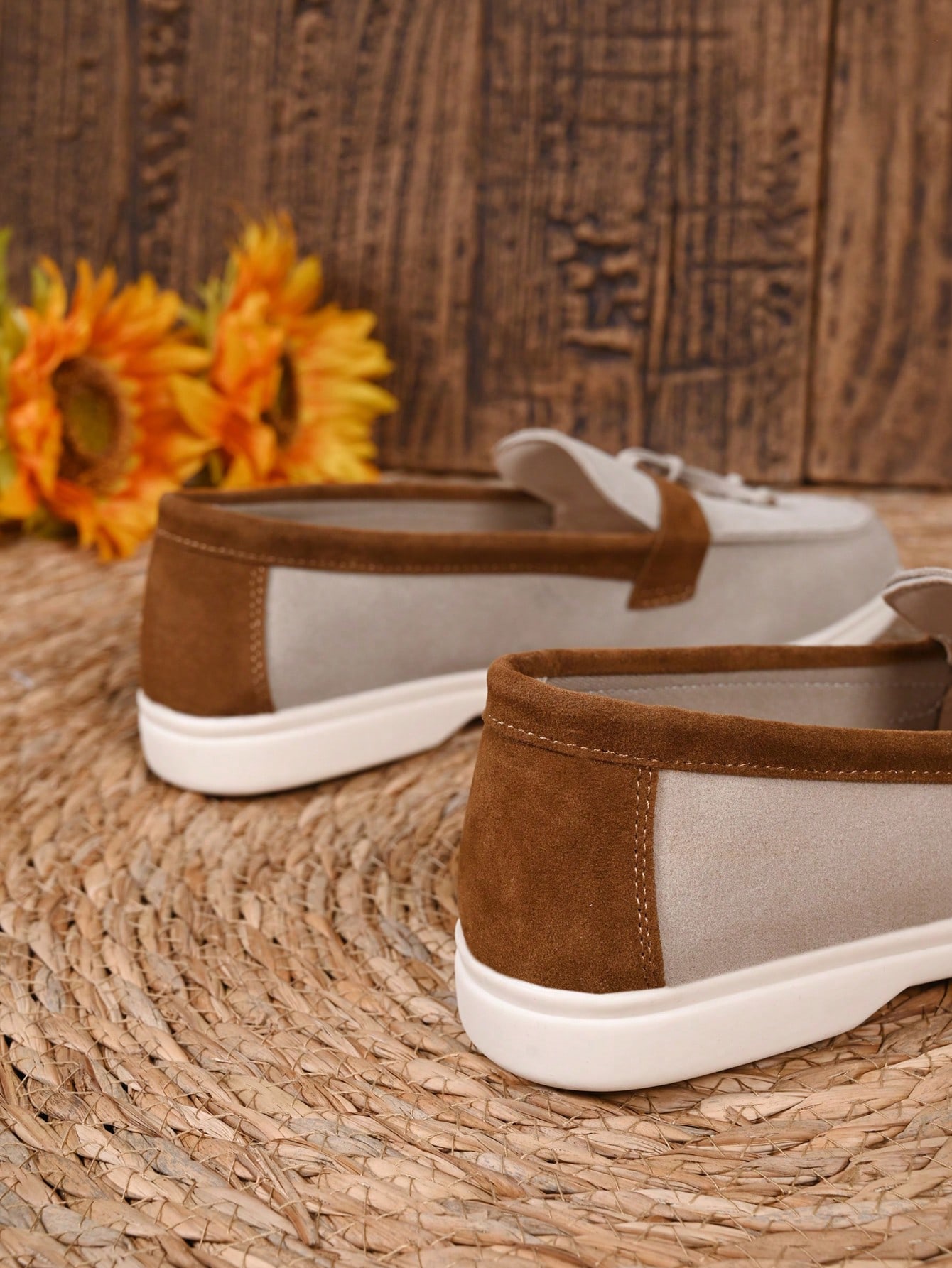 حذاء مسطح بلون أسود وأبيض مزين بشرابات، أحذية مريح...