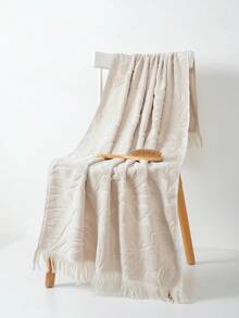 1条轻薄浴巾，摩卡色，提花叶子图案，长方形，70*140厘米，成人适用，可用于游泳、沐浴、裹身；也可作手巾，尺寸为34*74厘米或34*34厘米。速干、吸水性强、柔软，适用于浴室、厨房、旅行、节日礼品、健身房、海滩、酒店、沙龙、户外淋浴等场合，是美容院、酒店运动、家居用品、护肤浴巾的理想之选。 - 奶咖色 - 查看 9