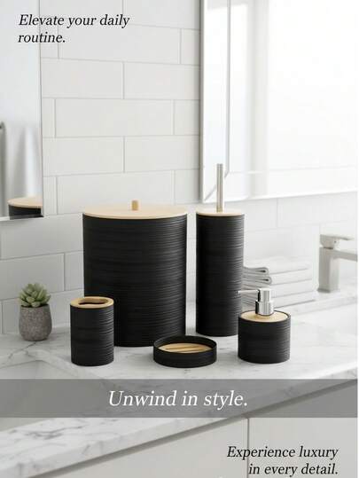 Das Badezimmerset der Streifenserie mit seinem einzigartigen und raffinierten Design rundet ein renoviertes Badezimmer perfekt ab. Die sanften Streifen wirken schlicht und doch elegant und bilden in Kombination mit warmen Holzelementen die perfekte Verbindung von Natürlichkeit und Mode. Der Zahnbürstenhalter mit Holzdeckel bietet Platz für Zahnbürsten und hält sie trocken und ordentlich. Die edle Seifenschale bietet einen komfortablen "Lebensraum" für Seife. Die Handseifenflasche sorgt auf Knopfdruck für Komfort und Hygiene. Der großvolumige Mülleimer mit Deckel entsorgt mühelos Kleinkram im Badezimmer. Egal, ob Sie ein Büroangestellter in der Stadt sind, der Wert auf Lebensqualität legt, oder ein Heimwerker, der schlichte Ästhetik liebt – mit diesem Badezimmerset machen Sie jede Waschaktion zu einem angenehmen Erlebnis und gestalten Ihr Badezimmer neu.