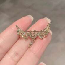 1 Piece Of Winged Eye Stone Ladies Brooch With Elegant Heart-Shaped Golden Wings And Sparkling Embellishments, Multifunctional Jacket, Sweater, And Dress Accessory, Exclusive Jewelry For Valentine's Day, Mother's Day, Birthdays, And Anniversaries, Ex