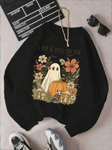 L'image principale présente un motif de produit avec un fantôme arborant une expression amicale tenant une citrouille, entouré de fleurs colorées et de champignons. Le texte au-dessus indique "I Put A Spell On You" en lettres blanches. Le fond noir fait ressortir les éléments de manière éclatante. Le design incorpore des éléments d'Halloween comme le fantôme et la citrouille tout en gardant un aspect accueillant. - Noir - Voir 1