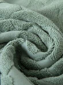 1pc Lightweight Bath Towel, Green Leaf Jacquard Pattern, Rectangular 70*140cm For Adults Swimming Bathing Wrap, Or 34*74cm Hand Towel, 34*34cm Handkerchief, Quick Dry Absorbent Soft For Bathroom, Kitchen, Travel, Holiday Gift, Gym, Beach, Hotel, Salon, Outdoor Shower Towels For Beauty Salon, Hotel Sports,Home Essentials, Towel, Skin Care Bath Towel Sheet