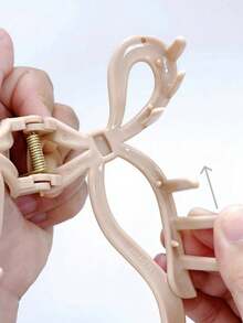 1pc/4pcs Geometric Pattern Casual Soft Silicone Shark Claw Butterfly Clips, Large Soft Shock-Proof 2026 New Hair Clips Accessories - Multicolor - View 3