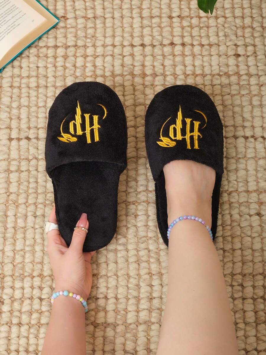 Lymalimoon Pantuflas Para el hogar Slippers de Peluche Unisex Tematicas Varios Modelos Cómodas para Interior | Tallas 23-28 MXN Dama y Caballero | Adorables, Modernas y Elegantes con Suela Semi Antideslizante | Ideales para Invierno, Otoño y Días Fríos o Descanso del Hogar | Regalo Perfecto para Amigos y Parejas| Calzado Ligero y Acolchonado para Casa o Viaje - HP Oro Negro - Ver 1
