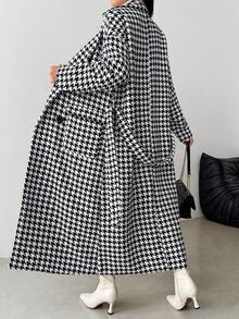 女士鸟眼格纹大衣，秋冬长款双排扣风衣，带两个口袋和翻领，适合日常穿着、办公室和街头出行。 - 黑與白 - 查看 4