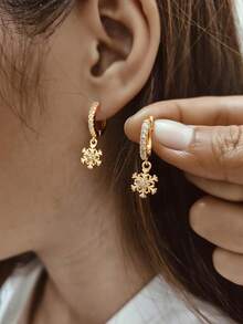 1 Pair Elegant 18K Zirconia Gold Plated Snowflake Heart Earrings, Suitable For Women's Daily, Festival, Party, Travel Wear And Christmas Gift