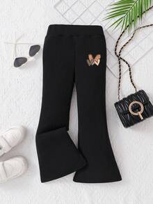 两件套女童爱心元素套装，舒适面料，适合春秋季街头活动和日常穿着。少女服装。少女服装。圣诞节