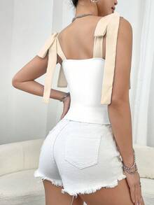 Top corto de mujer de un solo pieza, con diseño elegante y casual, hombros descubiertos, sin mangas, con detalles de lazo y silueta que favorece la figura