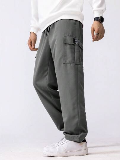 بنطلون كارجو عملي للرجال، مناسب للسفر والأنشطة الخارجية. يتميز هذا البنطلون الوظيفي بتصميم متعدد الجيوب، مع مزيج من الطراز الكلاسيكي. إنه هدية ممتازة للصديق أو الزوج.