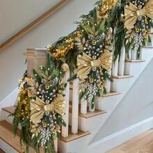 1 pièce Couronne d'escalier de Noël de 60*30 cm avec nœud et boules, couronne d'hiver artificielle, convient pour la porte d'entrée, la rambarde, le mur, la décoration de fenêtre - décoration de fête avec des accents dorés et rouges, décoration murale pour la maison