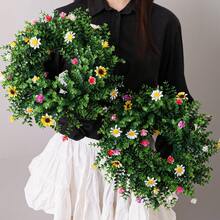 1/2 pièces Couronnes artificielles colorées, couronnes d'eucalyptus, couronnes de marguerites, plantes artificielles, fleurs artificielles, vert, matériau en PE. Convient pour la décoration des dortoirs d'école, des bureaux, des rassemblements extérieurs, des occasions festives, des fêtes d'anniversaire, des entrées de maison, des halls d'hôtel, des restaurants, des salons, des chambres à coucher, des banquets de mariage, des cuisines, des jardins et des décorations de Noël.