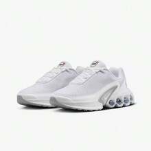 Nike 耐克女子低帮跑鞋，采用气垫中底设计，轻盈舒适，耐穿，适合训练、通勤和户外活动。Air Max Dn 未来主义设计，百搭日常休闲穿着。货号：FB8987-100 - 白色 - 查看 1