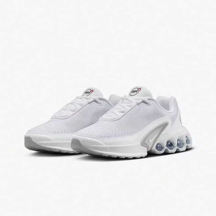 Nike 耐克女子低帮跑鞋,采用气垫中底设计,轻盈舒适,耐穿,适合训练、通勤和户外活动。Air Max Dn 未来主义设计,百搭日常休闲穿着。货号:FB8987-100 - 白色 - 查看 1