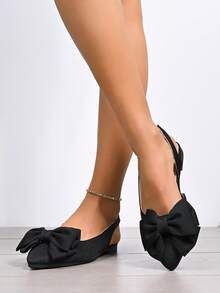 Sandálias de Salto Baixo Estilosas Femininas com Detalhe de Laço, Bico Fino, Slip-On, Tira Ajustável no Tornozelo, Upper em Tecido Preto, Solado de Borracha Confortável, Estilo Elegante e Doce, Ideal para Primavera/Verão, Uso Diário, Festas, Ocasiões Casuais e Formais