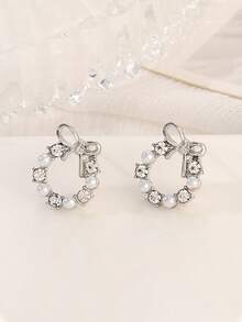 一对可爱的仿珍珠蝴蝶结花环设计耳钉，适合少女，是理想的礼物之选