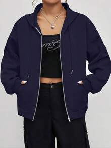 Damska, luźna, swobodna kurtka z kapturem, z odkrytymi ramionami i ściągaczem, kieszeniami i termiczną podszewką, idealna do codziennych dojazdów do pracy, na wyjścia, na spotkania ze znajomymi, do domu, na trening, ciepła i wygodna – jesień/zima