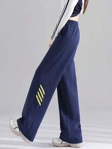 JUTU 条纹侧边拼接运动裤，藏青色和黄色条纹，高腰，抽绳设计，休闲直筒裤型，百搭美式风格，适合春、秋、冬季穿着。 - 1A49寶藍拼黃 - 查看 2