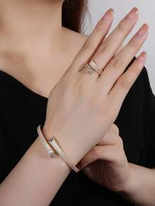 两件套首饰：开口手镯和戒指，方形立方氧化锆设计，简约中性风格，适合女性日常及节日佩戴。 - 003512 - 查看 6