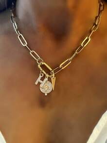 STYLEVER 1 PC Gold A-Z Initial Letter Necklace, Twisted Oval Buckle Chain, Diamond-Encrusted Little Bee Pendant, Stainless Steel Chain, Celebrating Festivals,Halloween And Christmas Gifts For Women