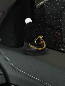 1 pièce Canard en peluche portant un bonnet tricoté et une chaîne, accessoire décoratif pour voiture