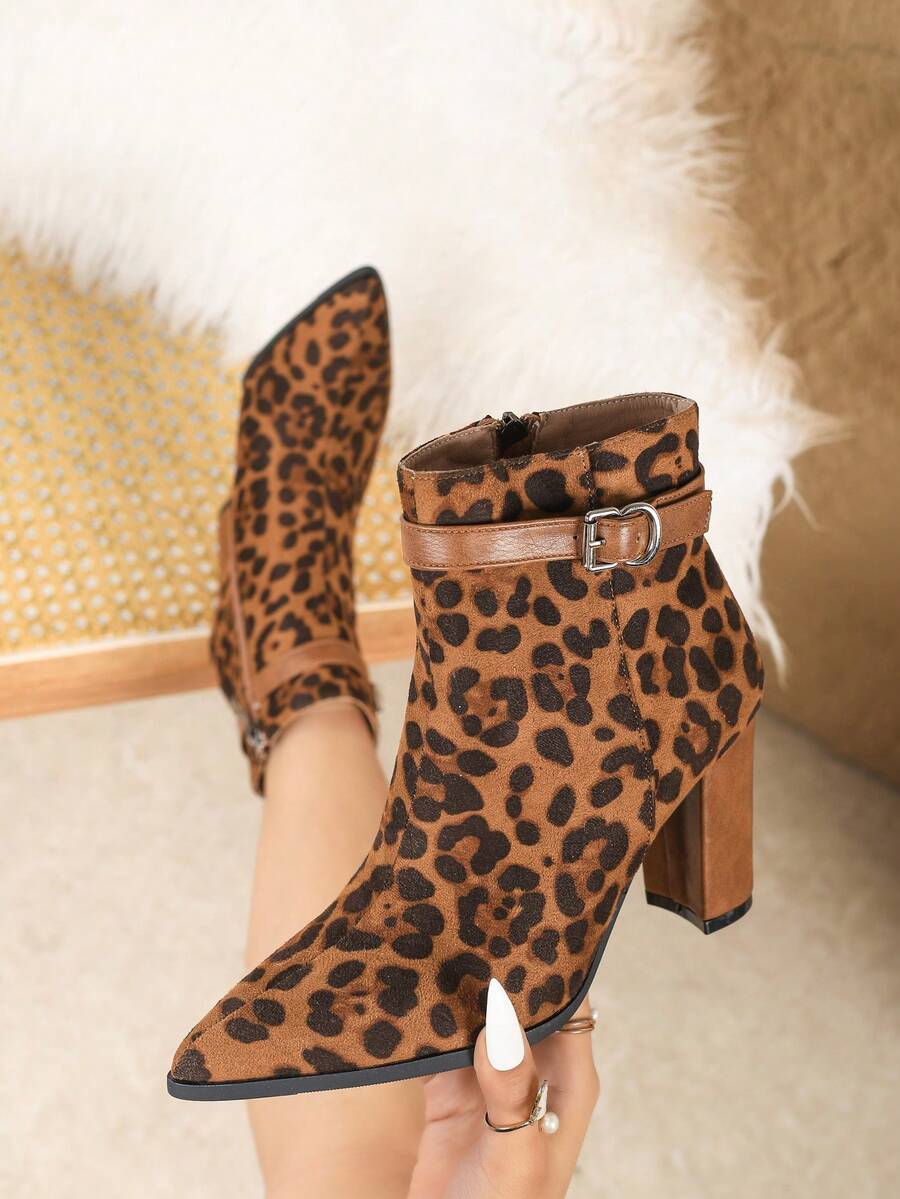 Botas Ankle de Salto Alto Femininas, Botas Ankle de Salto Grosso Pontudas com Zíper Lateral em Estampa de Leopardo Marrom, Estilo Europeu e Americano, Plus Size - Castanho - Visão 1
