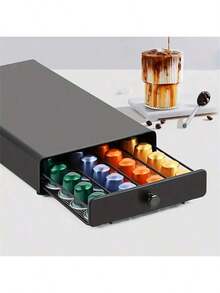 1个咖啡胶囊收纳架，咖啡豆架，咖啡胶囊储物盒，咖啡胶囊抽屉，容量：40颗咖啡胶囊，铁质结构，适用于5.3厘米的咖啡胶囊。可放置于咖啡机下方的储物盒或抽屉中，也适合存放于办公室桌面或厨房、咖啡馆的桌子上。适合作为圣诞节礼物。