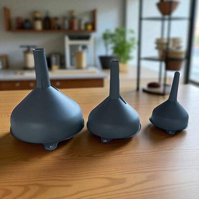 Kit com 3 Funil de plástico tamanho P M G uso em Geral e também em cozinha.