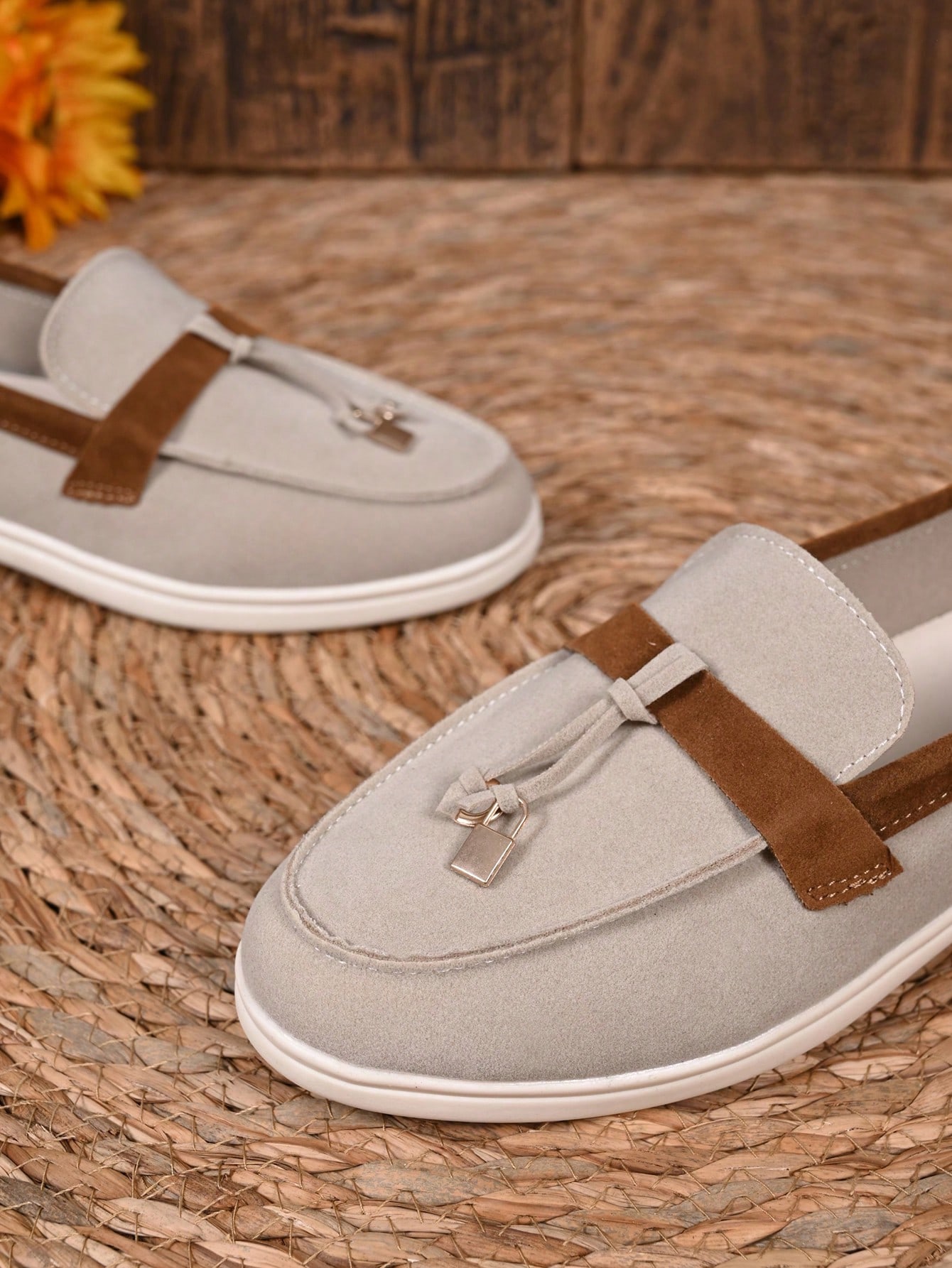 حذاء مسطح بلون أسود وأبيض مزين بشرابات، أحذية مريح...