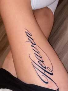 1 opakowanie ziołowych, tymczasowych naklejek tatuażowych, utrzymujących się od 7 do 14 dni. Zmywalne, wodoodporne, odporne na pot, nieodblaskowe. Stylowe, seksowne, europejskie i amerykańskie, tymczasowe naklejki tatuażowe w stylu angielskim. Nadają się do codziennego użytku.