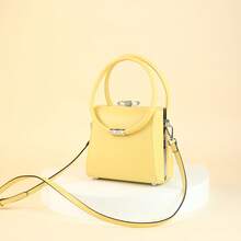 Bolso cuadrado pequeño versátil y casual con cadena gruesa y diseño personalizado, decoración de corazón melocotón, correa de hombro ancha, bolso bandolera de un solo hombro, bolso de compras y uso diario para mujeres, bolso para teléfono móvil