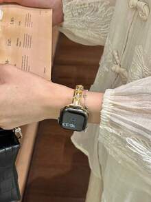 1 pieza Compatible con la correa de Apple Watch Correa de Apple Watch Pulsera de metal dorado delgada Compatible con Apple Watch Mujer - Patrón geométrico de talla calada con flores y rhinestones, correa ajustable sin herramientas, regalo para ella, compatible con Apple Watch, compatible con Apple Watch Ultra, accesorios de Apple Watches, accesorios de joyería de moda para todas las estaciones