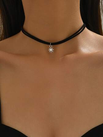 1件哥特式双层项链颈链，适合女性日常佩戴、节日、情人节礼物等场合。