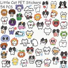 54张趣味十足的可爱小猫贴纸，透明PET材质，猫咪主题，卡通可爱，趣味十足，动物造型，美观大方，乙烯基材质，可用于水瓶、保温瓶、吉他、行李箱、手机、手机壳、笔记本电脑、滑板等，是馈赠佳品。