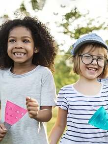 兒童彈射球玩具,親子互動雙人有趣彈射球,室內外遊戲活動,配備2個接球籃和4個球的pop-pass-catch球遊戲,適合男孩和女孩的庭院和海灘玩具